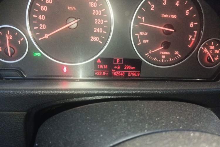 Used BMW 3 Series 2017 320Li Fashion Model Odometer Close Up