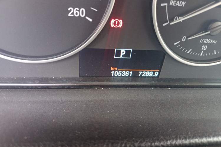 Used BMW 3 Series 2017 320Li Fashion Model Odometer Close Up