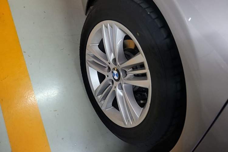 Used BMW 3 Series 2017 320Li Fashion Model Right Rear Wheel Hub