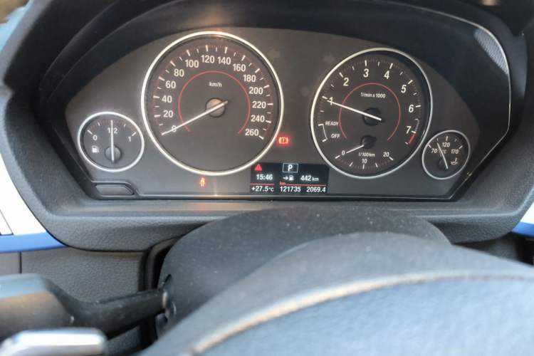 Used BMW 3 Series 2017 320i M Sport Odometer Close Up