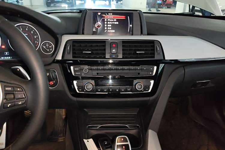 Used BMW 3 Series 2017 320i M Sport Audio And AC Panel