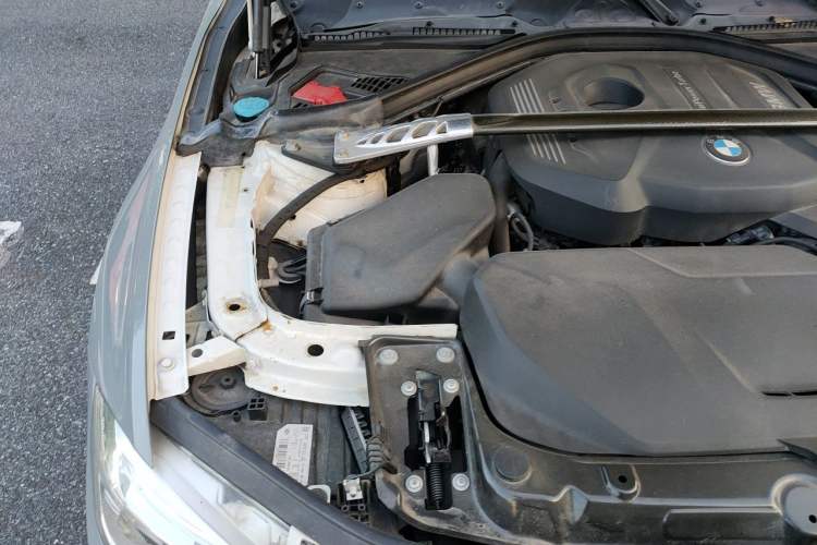 Used BMW 3 Series 2017 320i M Sport Engine Bay Right