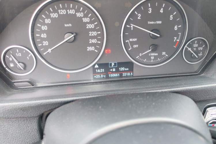 Used BMW 3 Series 2017 320Li Fashion Model Odometer Close Up