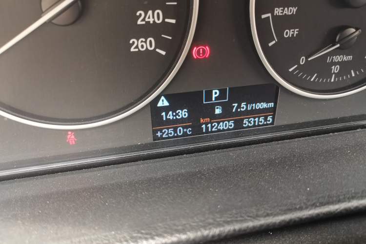 Used BMW 3 Series 2017 320Li Fashion Model Odometer Close Up