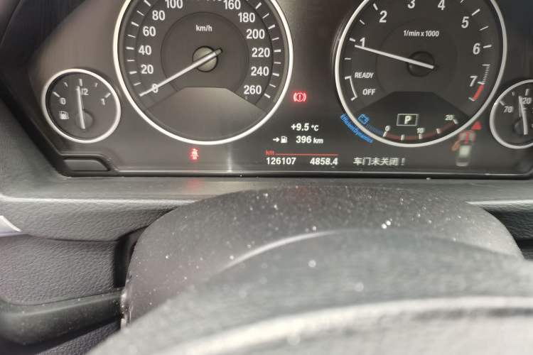 Used BMW 3 Series 2017 318Li Fashion Model Odometer Close Up