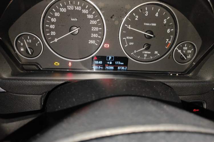 Used BMW 3 Series 2017 320Li Fashion Model Odometer Close Up