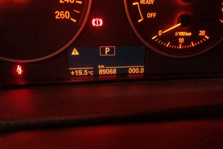 Used BMW 3 Series 2017 320Li Fashion Model Odometer Close Up