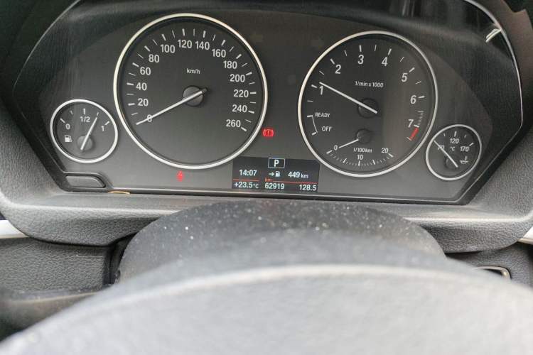 Used BMW 3 Series 2017 320Li Fashion Model Odometer Close Up