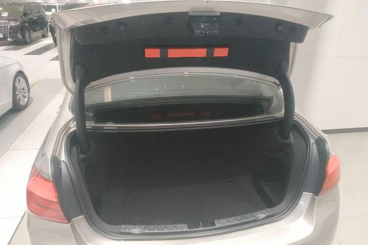 Used BMW 3 Series 2017 320Li Fashion Model Trunk