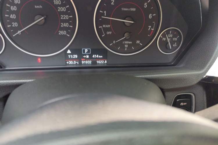 Used BMW 3 Series 2017 320i M Sport Odometer Close Up