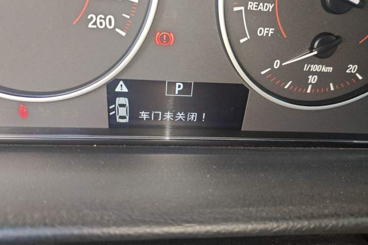 Used BMW 3 Series 2017 320i M Sport Odometer Close Up