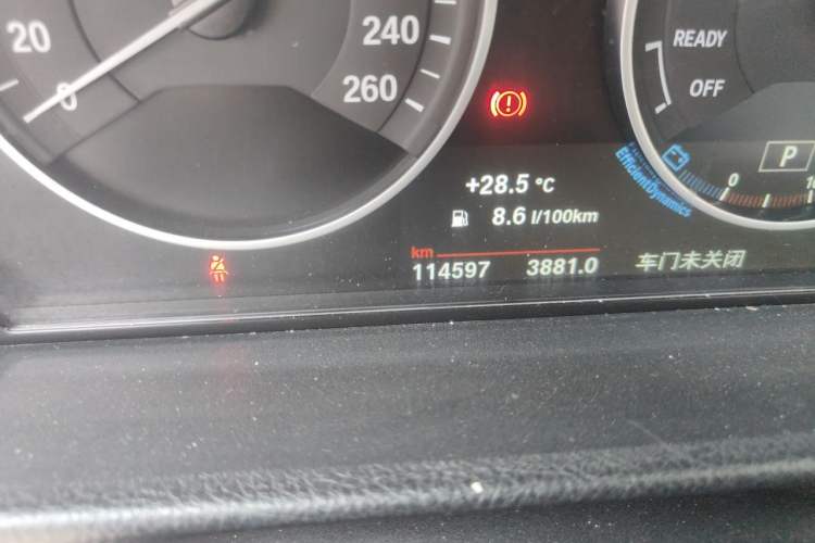 Used BMW 3 Series 2017 318Li Fashion Model Odometer Close Up