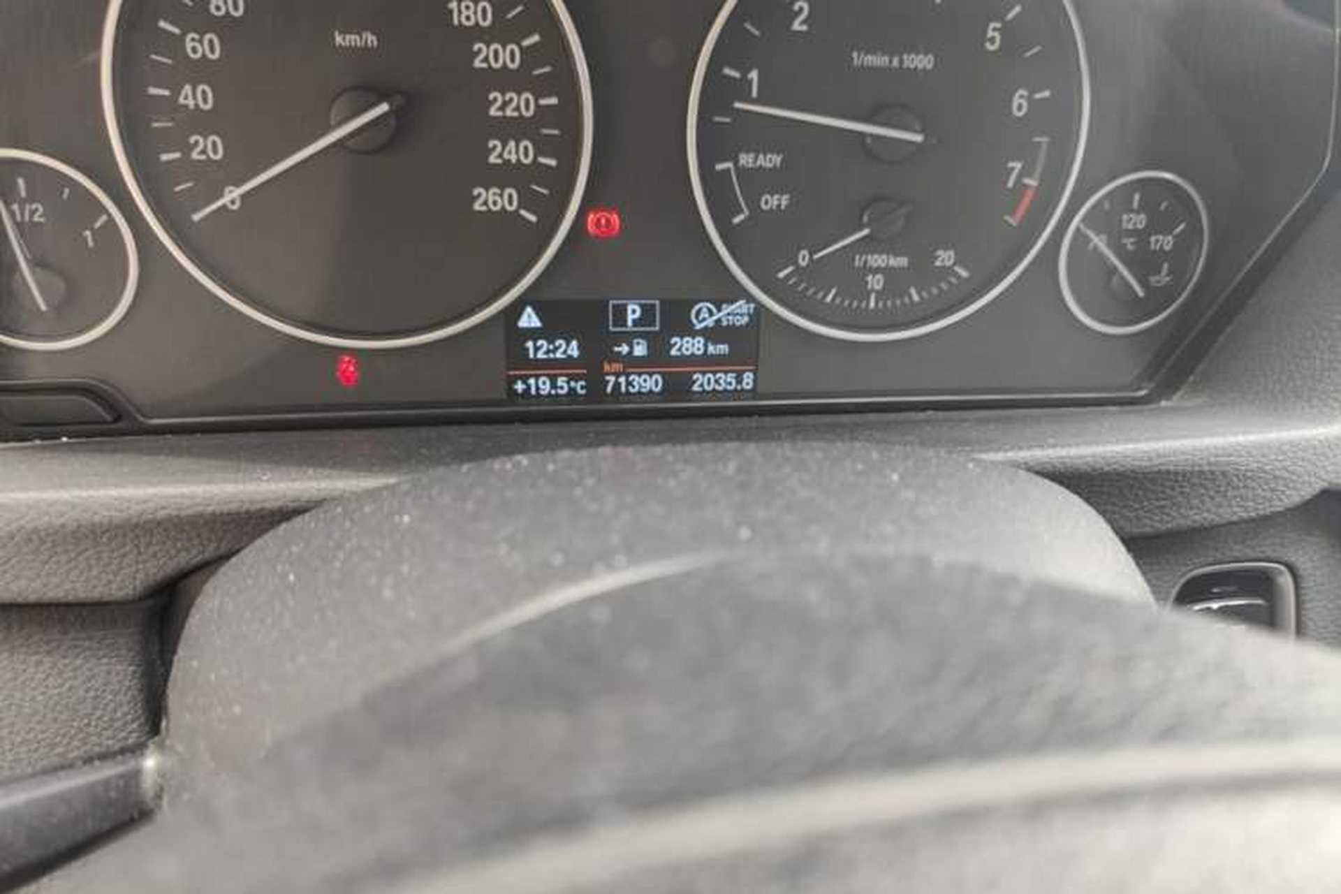 Used BMW 3 Series 2017 320Li Fashion Model Odometer Close Up