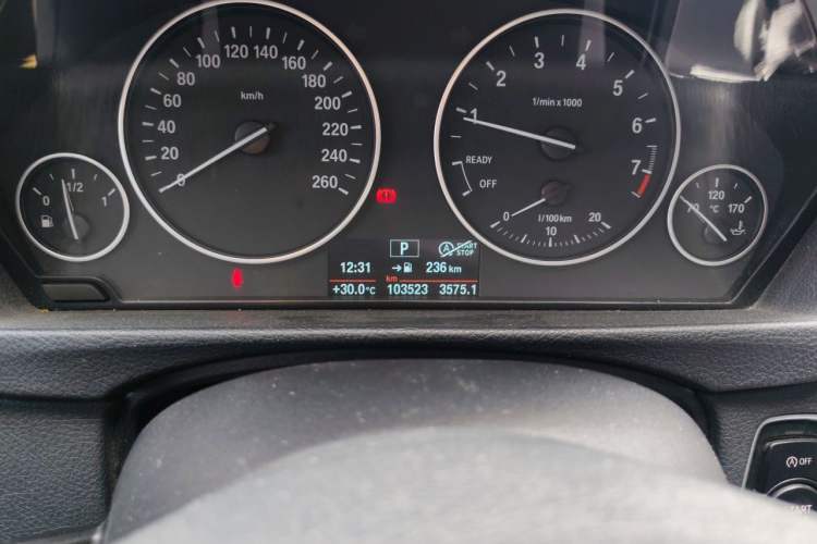 Used BMW 3 Series 2017 318Li Fashion Model Odometer Close Up