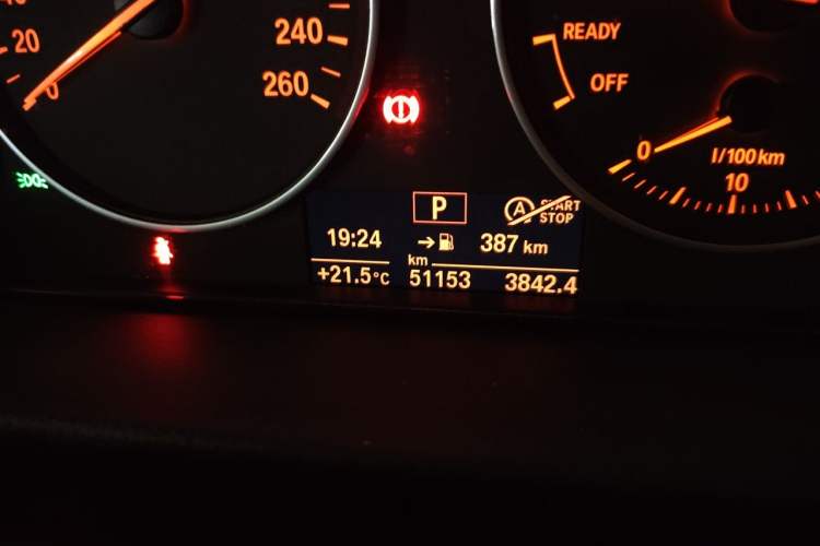 Used BMW 3 Series 2017 320Li Fashion Model Odometer Close Up
