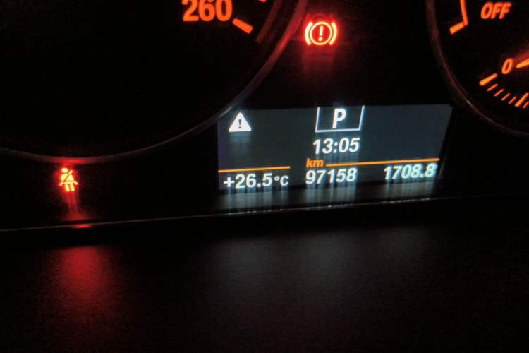 Used BMW 3 Series 2017 320Li Fashion Model Odometer Close Up