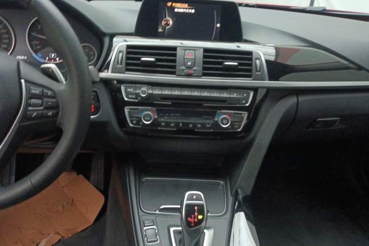 Used BMW 3 Series 2017 320Li M Sport Edition Audio And AC Panel