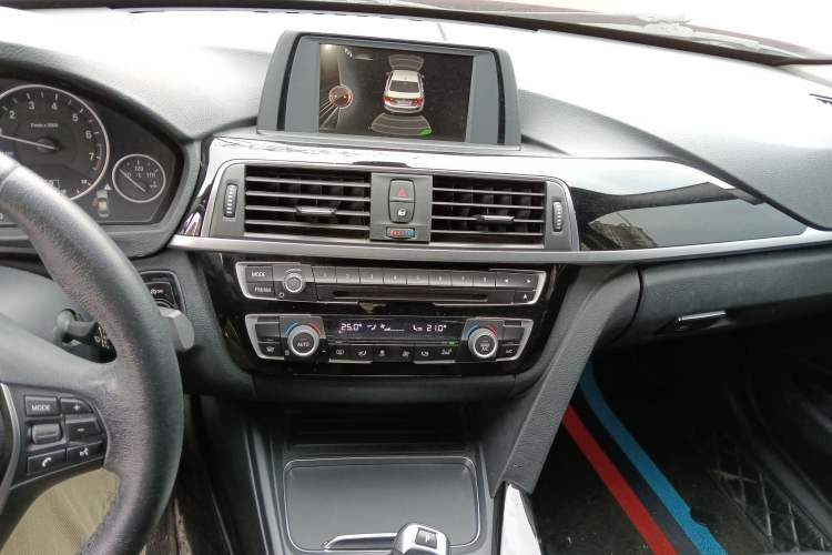 Used BMW 3 Series 2017 318i Fashion Model Audio And AC Panel