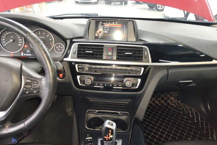 Used BMW 3 Series 2017 320Li Fashion Model Audio And AC Panel