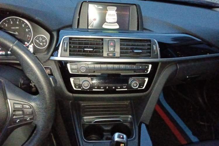 Used BMW 3 Series 2017 318i Fashion Model Audio And AC Panel