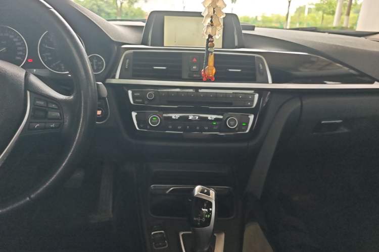 Used BMW 3 Series 2017 318i Fashion Model Audio And AC Panel