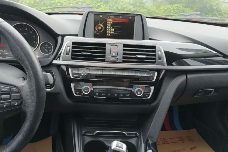 Used BMW 3 Series 2017 318i Fashion Model Audio And AC Panel