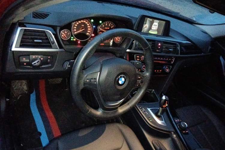 Used BMW 3 Series 2017 318i Fashion Model Center Console