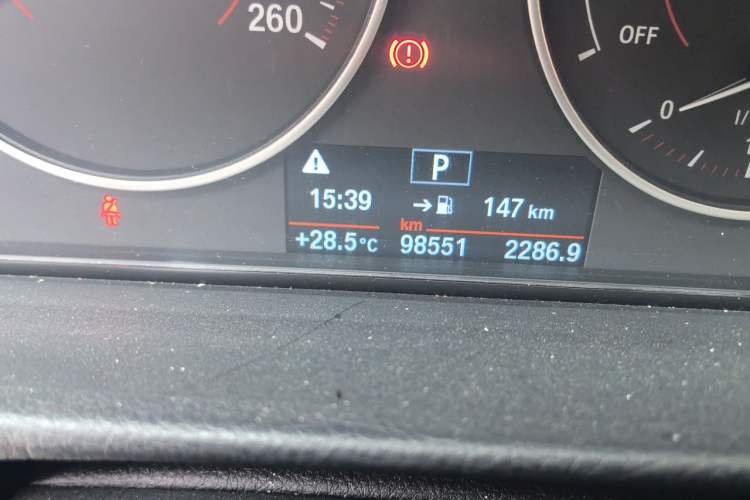 Used BMW 3 Series 2017 320i M Sport Odometer Close Up