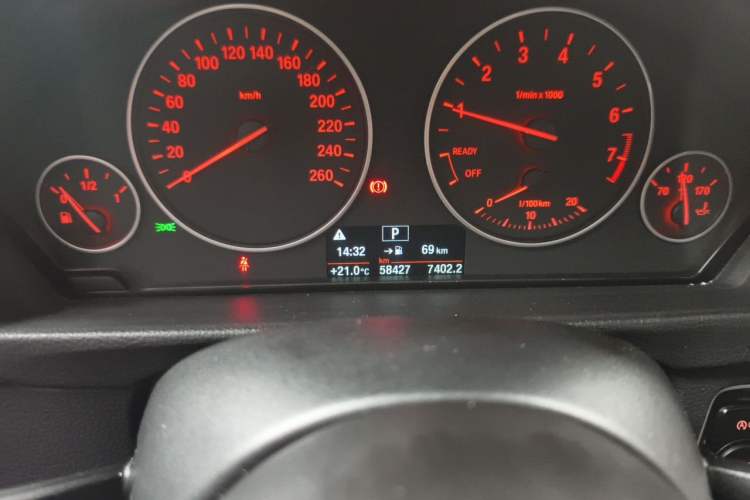 Used BMW 3 Series 2017 320Li Fashion Model Odometer Close Up