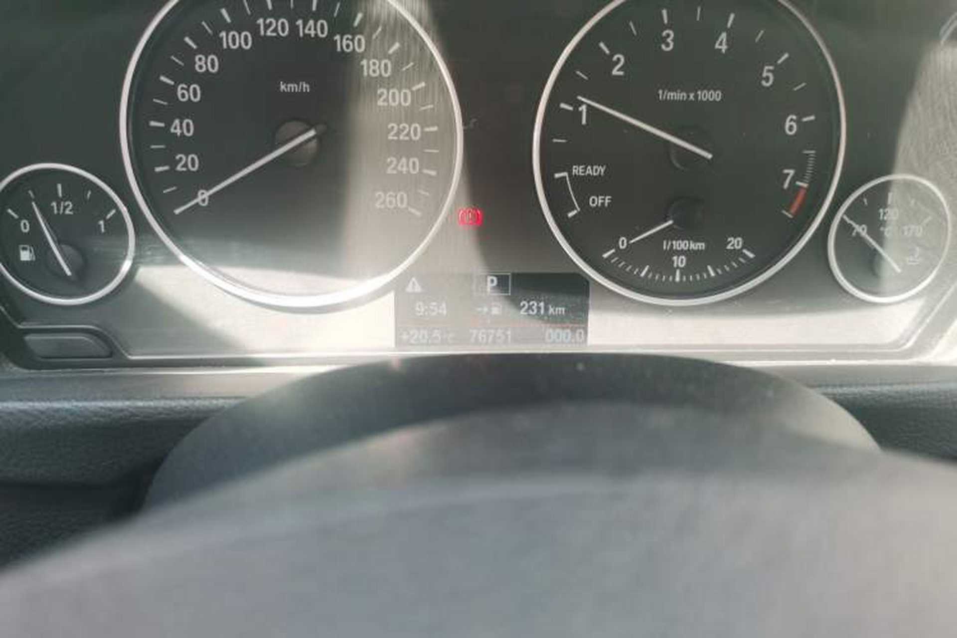 Used BMW 3 Series 2017 318Li Fashion Model Odometer Close Up