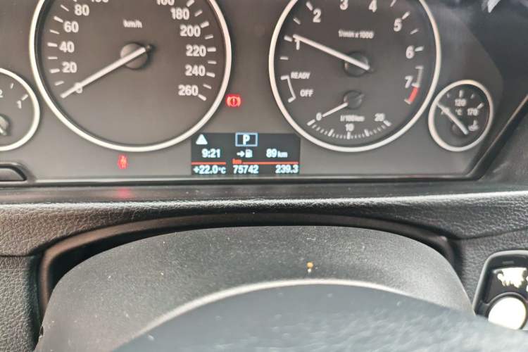 Used BMW 3 Series 2017 318Li Fashion Model Odometer Close Up