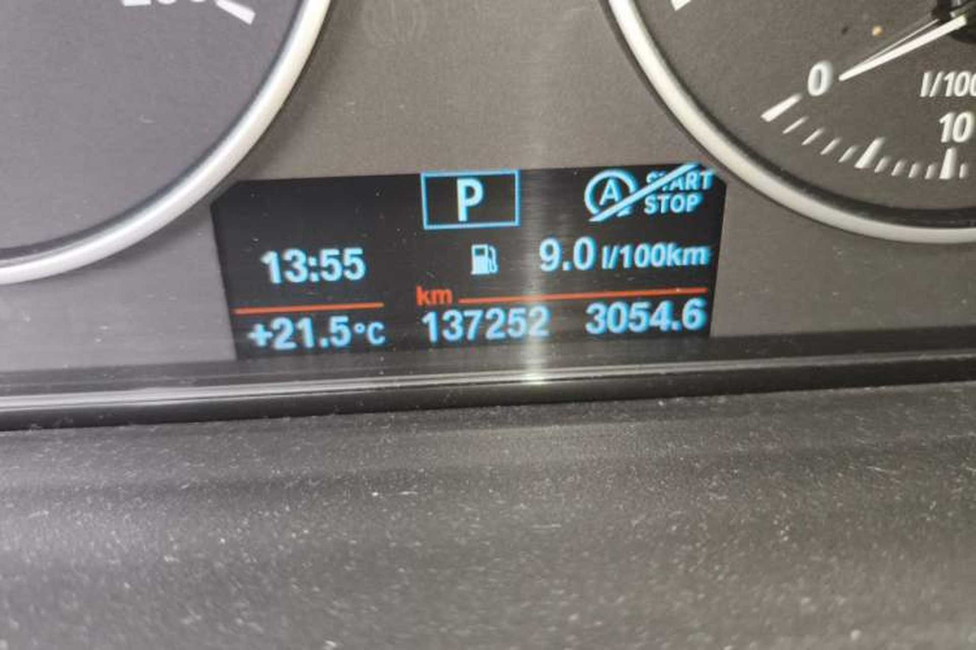 Used BMW 3 Series 2017 320Li Fashion Model Odometer Close Up