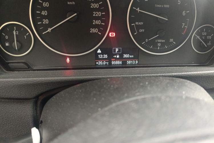 Used BMW 3 Series 2017 320Li Fashion Model Odometer Close Up