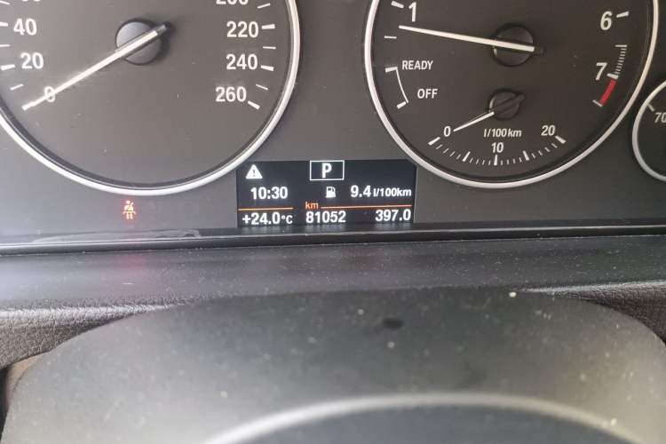 Used BMW 3 Series 2017 320Li Fashion Model Odometer Close Up