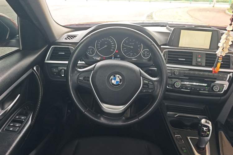 Used BMW 3 Series 2017 318i Fashion Model Steering Wheel