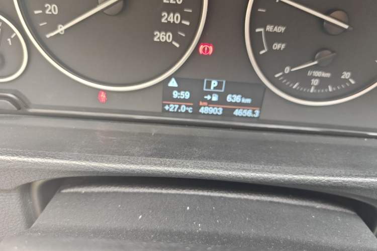 Used BMW 3 Series 2017 320Li Fashion Model Odometer Close Up