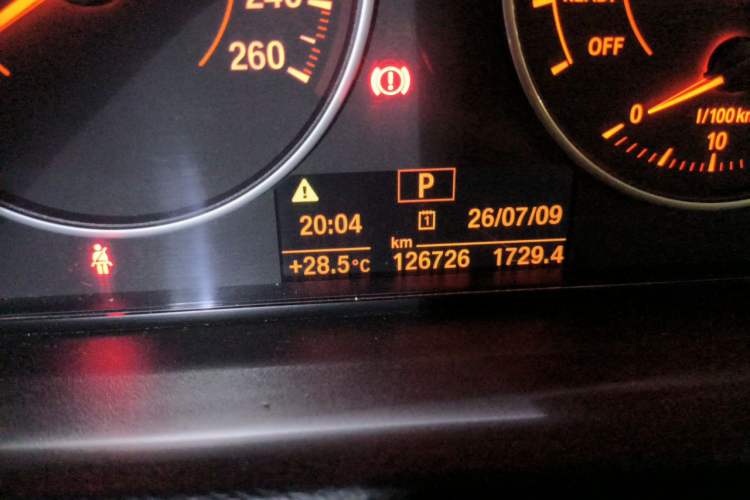 Used BMW 3 Series 2017 320i M Sport Odometer Close Up