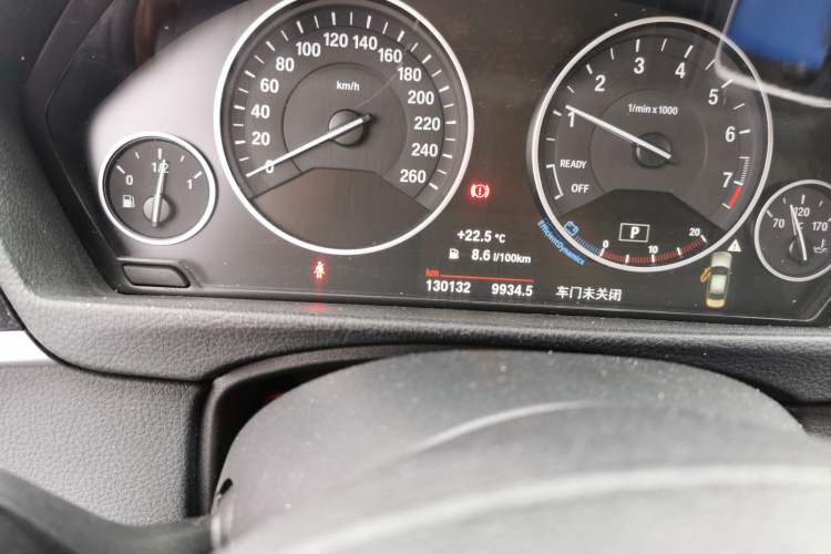 Used BMW 3 Series 2017 320Li Fashion Model Odometer Close Up