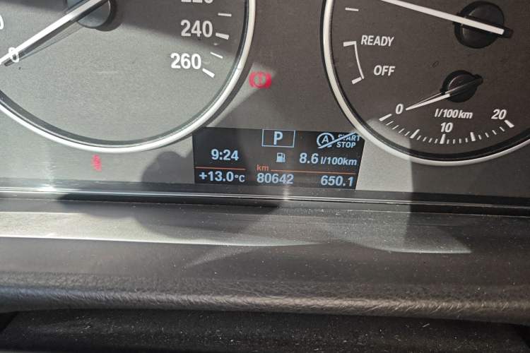 Used BMW 3 Series 2017 320Li Fashion Model Odometer Close Up