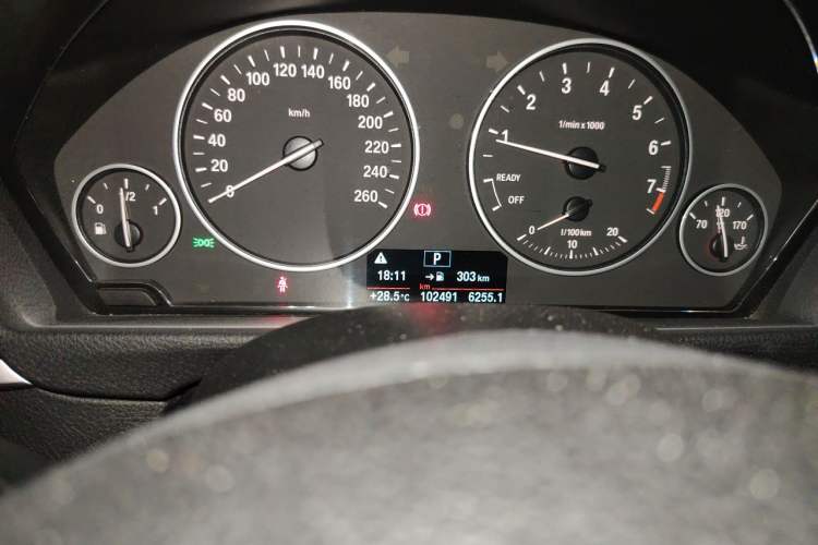 Used BMW 3 Series 2017 320Li Fashion Model Odometer Close Up