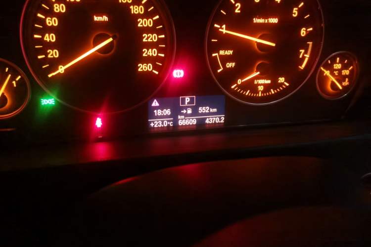 Used BMW 3 Series 2017 318Li Fashion Model Odometer Close Up