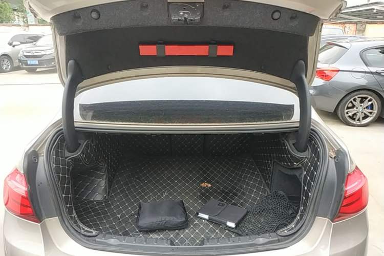 Used BMW 3 Series 2017 320Li Fashion Model Trunk
