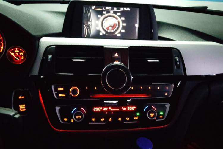 Used BMW 3 Series 2017 320i M Sport Audio And AC Panel