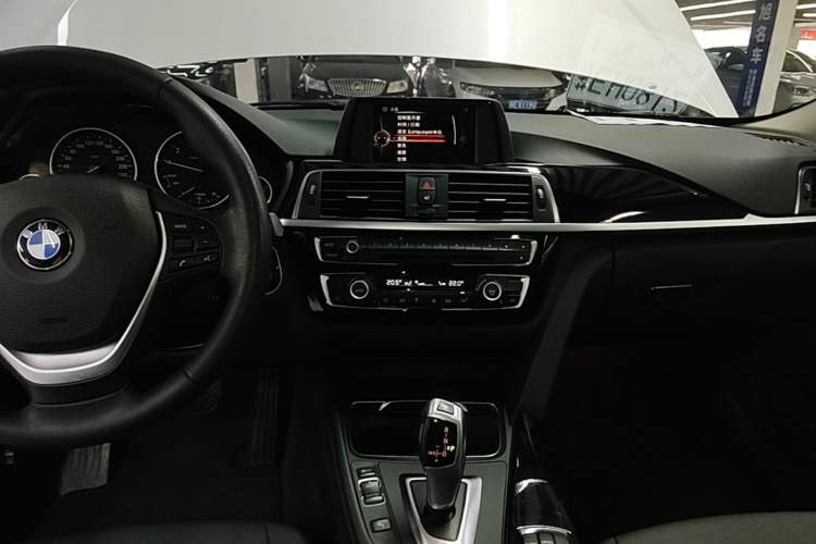 Used BMW 3 Series 2017 320Li Fashion Model Audio And AC Panel