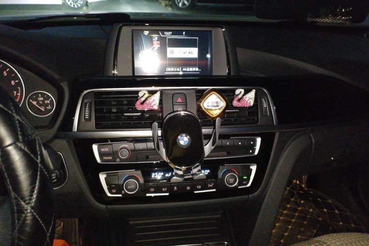 Used BMW 3 Series 2017 318i Fashion Model Audio And AC Panel