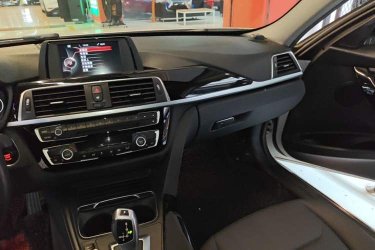 Used BMW 3 Series 2017 320Li Fashion Model Audio And AC Panel
