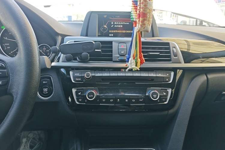 Used BMW 3 Series 2017 318i Fashion Model Audio And AC Panel