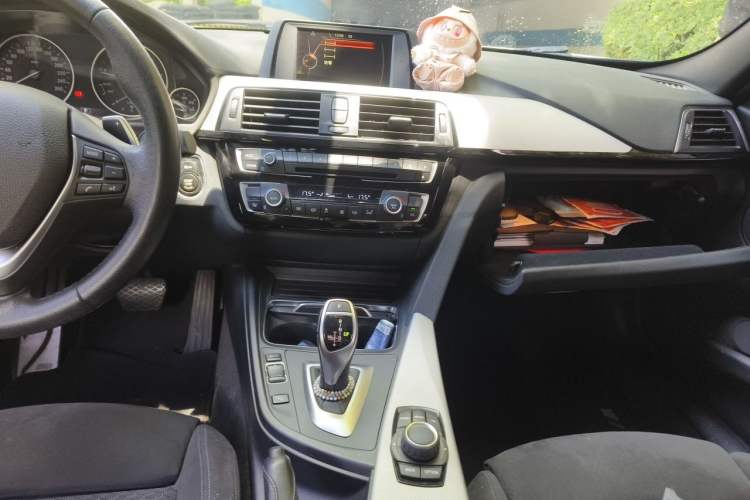 Used BMW 3 Series 2017 320i M Sport Audio And AC Panel