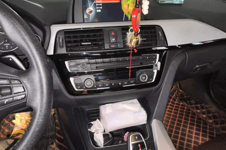 Used BMW 3 Series 2017 320i M Sport Audio And AC Panel