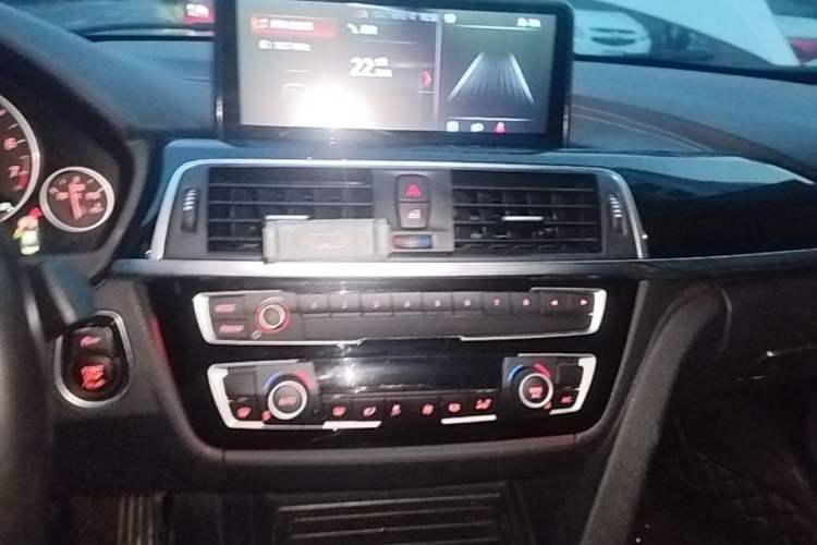 Used BMW 3 Series 2017 318i Fashion Model Audio And AC Panel